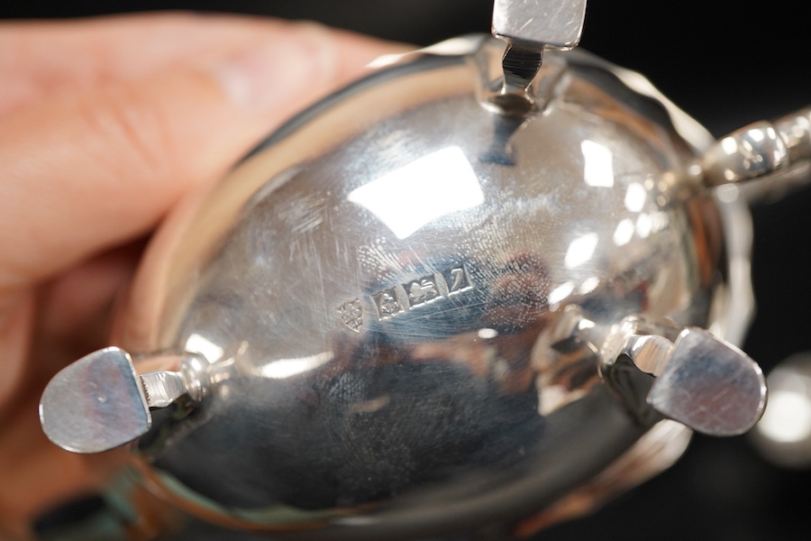 A late Victorian repousse silver bonbon dish, Kemp Bros. London, 1897, diameter 15.1cm, together with two silver sauceboats, 10oz.